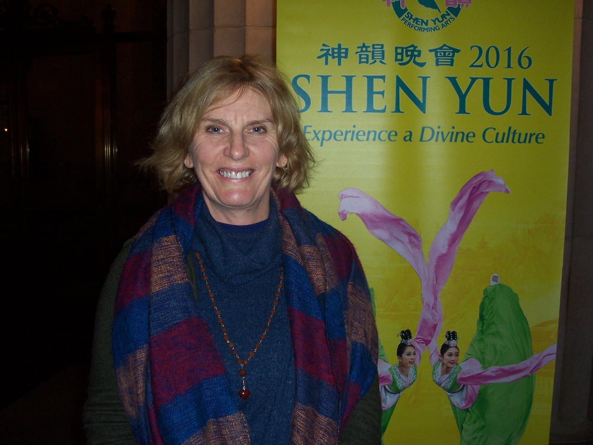 Shen Yun Brings Message of Hope for Future and Trust in Divine to Singer