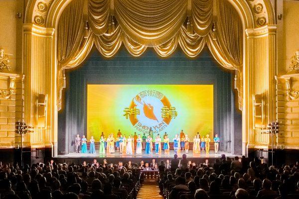 Shen Yun Performing Arts World Company's curtain call at the War Memorial Opera House, in San Francisco. (Leo Timm/Epoch Times)
