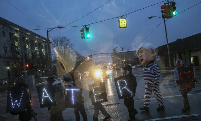 Flint, Michigan Residents to Begin Receiving Bottled Water 4 Days After State of Emergency Declared