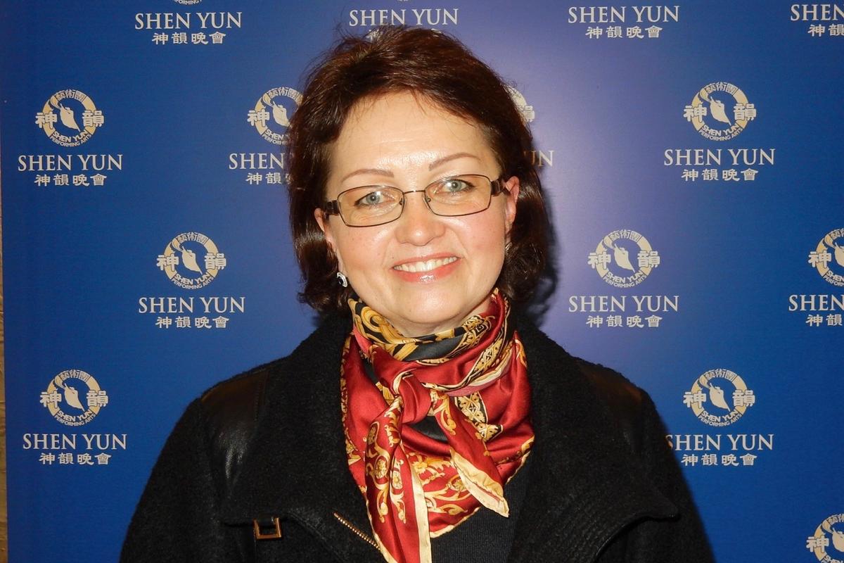 Music of Shen Yun Is Happiness, Piano Teacher Says