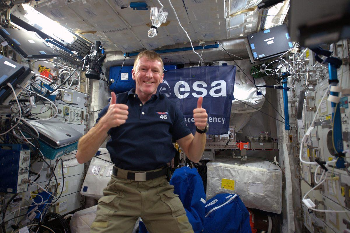 Feeling good: Tim Peake aboard the ISS. (ESA/NASA, CC BY 4.0)