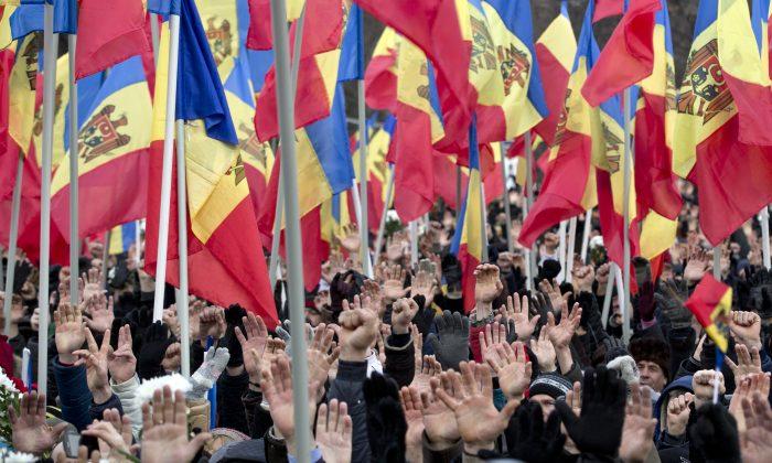 Moldova: 15,000 Gather in Capital to Demand Early Elections