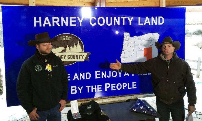 Journalists Back Away From Oregon Militia Standoff as FBI Surrounds Buildings: ‘It’s Not Safe’
