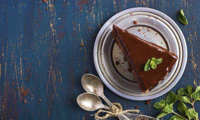 How To Make The Easiest, Most Delicious Raw Chocolate Cake