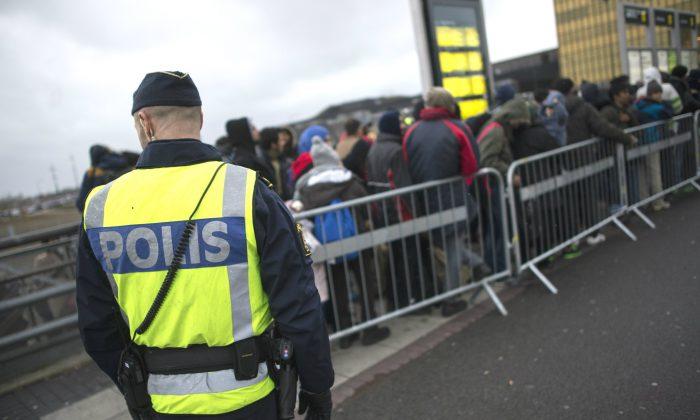 Sweden to Deport up to 80,000 Asylum-Seekers