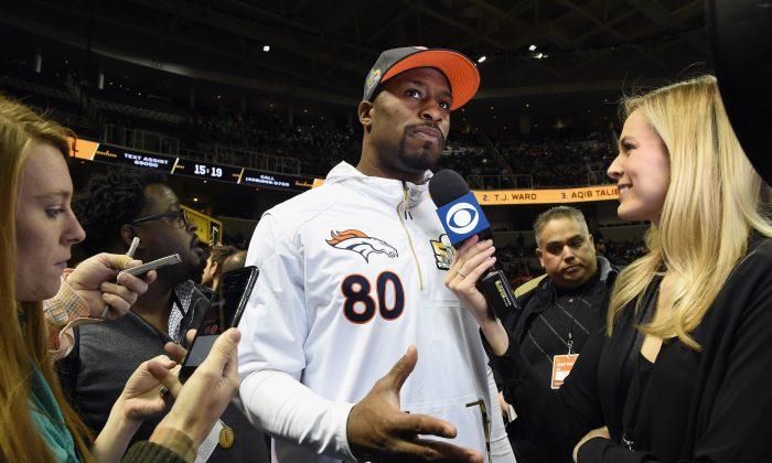 Broncos Tight End Vernon Davis Surprises 18-Year-old Cancer Patient With Super Bowl Tickets
