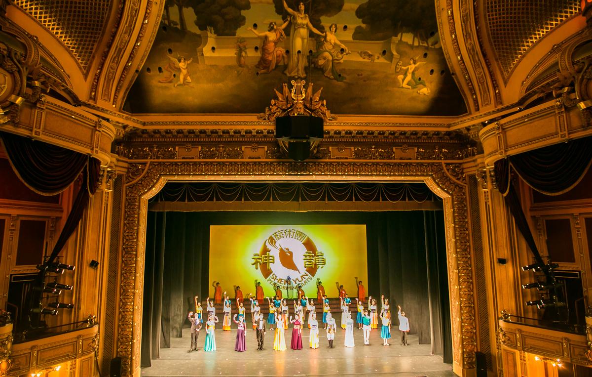 Courage of Shen Yun Inspires Theatergoers