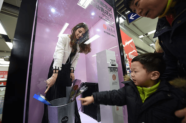 Caucasian Models in Chinese ‘Human Vending Machine’ Sell Roses—For Charity