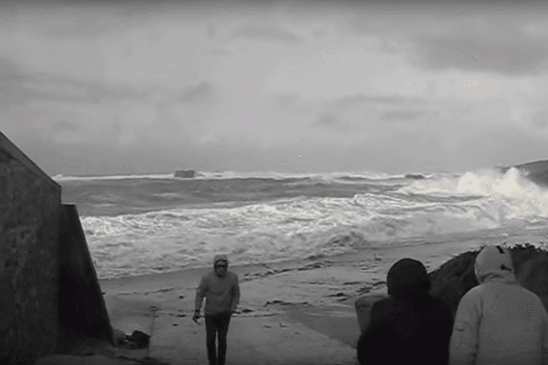 Dangerous Wave Sweeps Elderly Couple Away