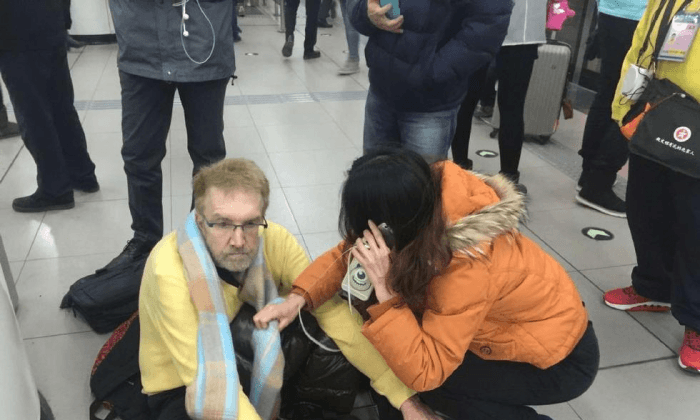Beijing Locals Give Acupunctural Assistance to Collapsed Foreigner in Subway