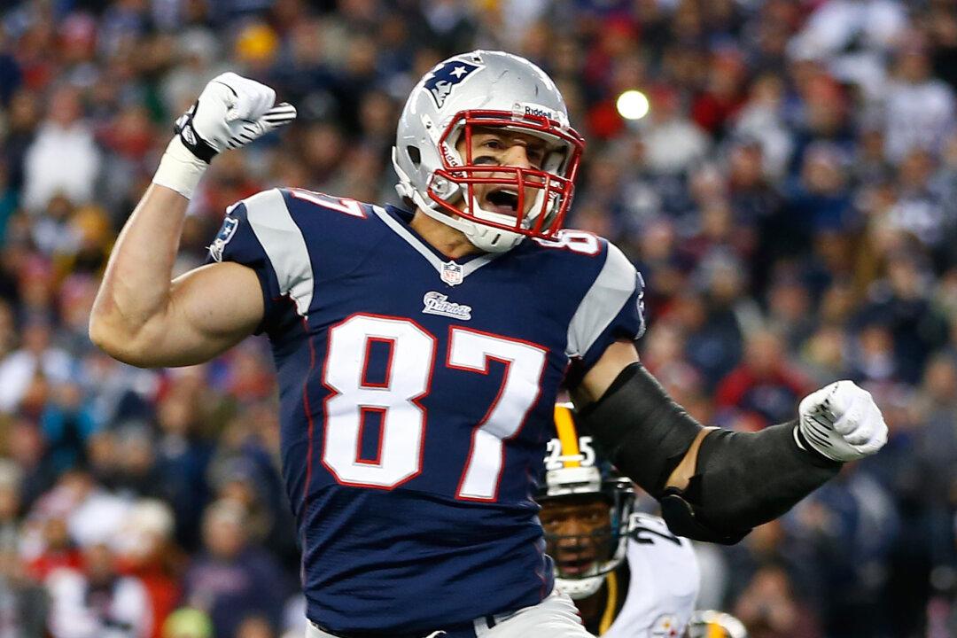Rob Gronkowski, Amid Retirement, Ribs Patriots Owner Robert Kraft