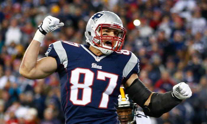 Patriots’ Rob Gronkowski Leaves Game With Apparent Injury
