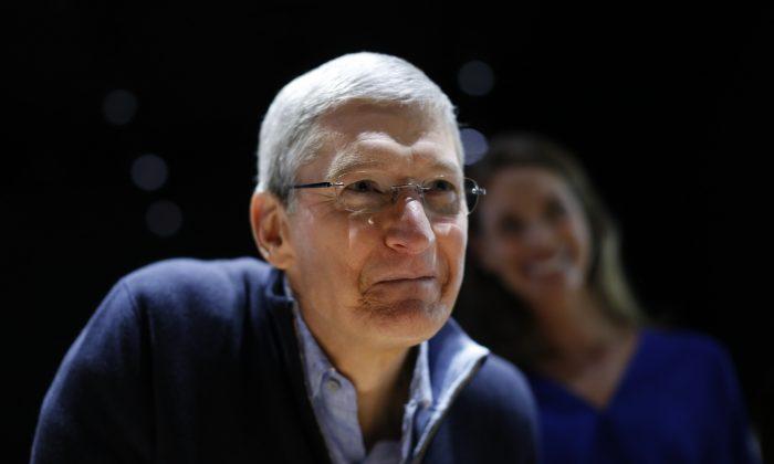 Tim Cook Tells Shareholders Apple Will Do ‘The Right Thing’