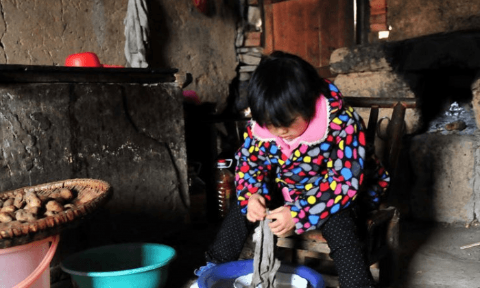 Pictures: Left Without Parents, This 7-Year-Old Chinese Girl Has a Family to Look After