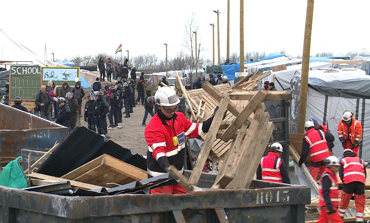 Police Oversee Dismantling of Giant Calais Migrant Camp