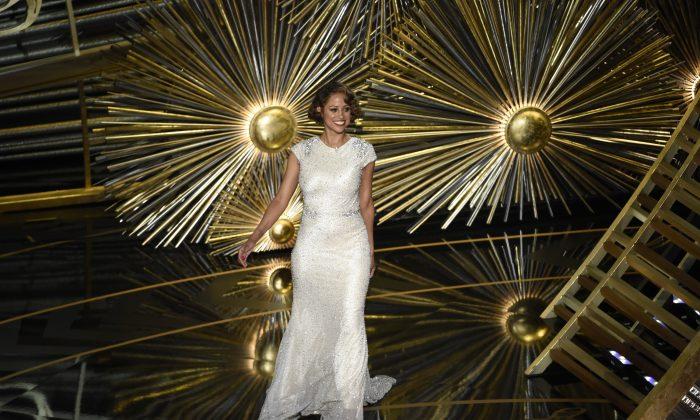 Model Chrissy Teigen Seems to Cringe When Stacey Dash Appears During Oscars Broadcast