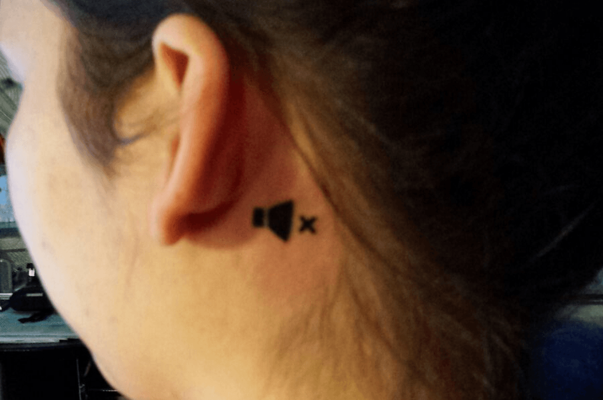See this Woman’s Trendy Tattoo That Signals She’s Deaf in One Ear