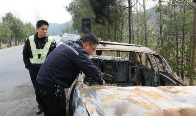 Chinese Man Drags Family of 5 From Burning Car Right Before It Explodes