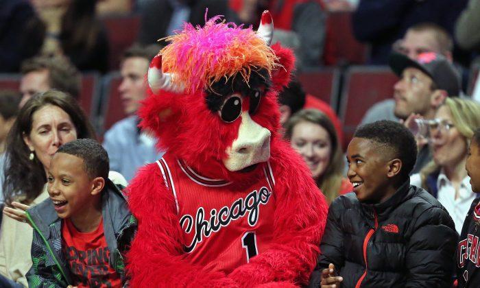 E'Twaun Moore: Video Shows Boy Cheering as Bulls Guard Sinks Free Throws to Win McDonald’s for Fans