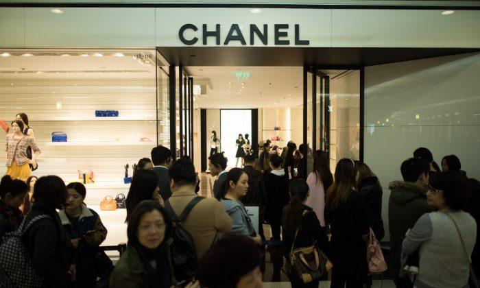 Woman Pretends to Sell Luxury Goods From the US, Is Actually Still in China