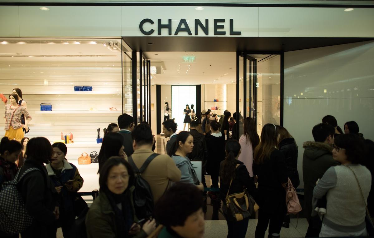 Woman Pretends to Sell Luxury Goods From the US, Is Actually Still in China