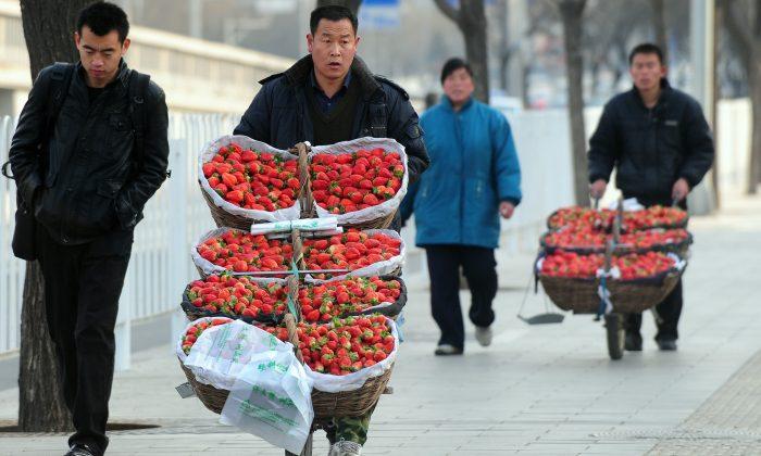 Chinese Man Tricked Into Buying Hollow, Hormone Injected Strawberries