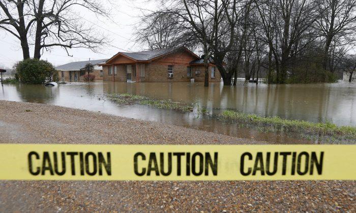 Louisiana, Mississippi Residents Watch Rising Waters