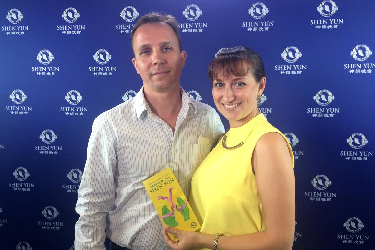 Russian Couple Impressed by Classical Chinese Dance