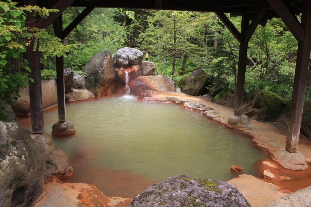 Japan Asks Spa Operators to Admit Foreigners With Tattooes