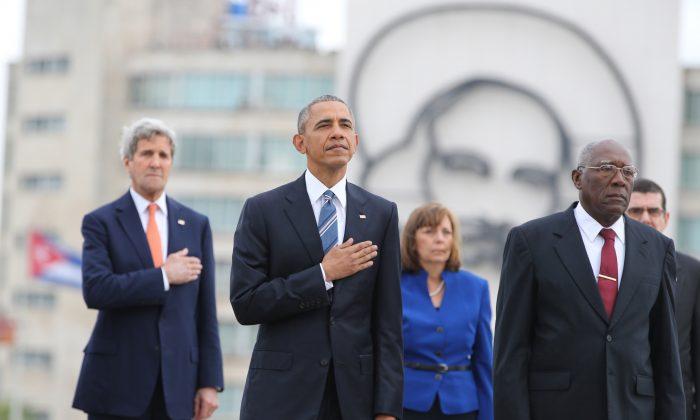 President Obama and US Officials Photographed in Front of Mural of Che Guevara
