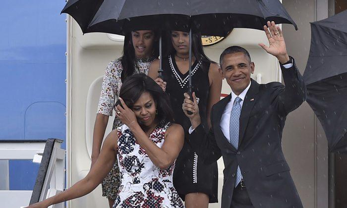 Obama Carries His Own Umbrella in Cuba, Shocking Chinese Citizens