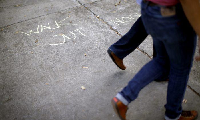 College Students ‘In Pain’ After Seeing ‘Trump 2016’ Written in Chalk