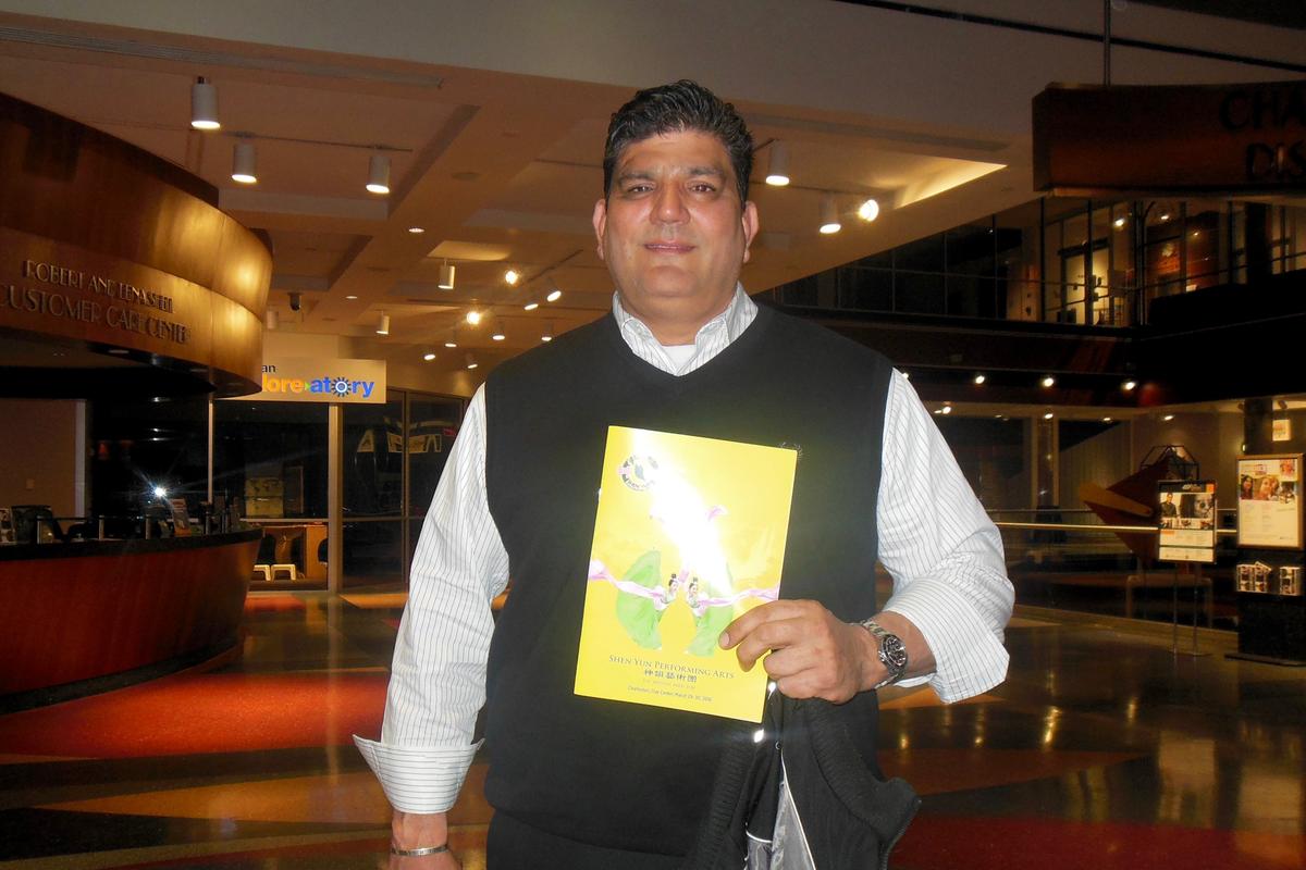 Music of Shen Yun Shows Theatergoer Unity of Mankind