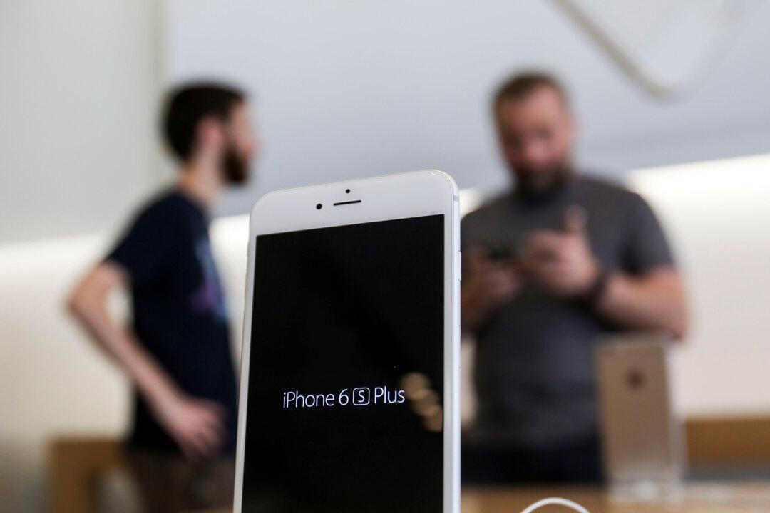 Apple Reports iPhone Sales Down, 1st Revenue Drop Since 2003