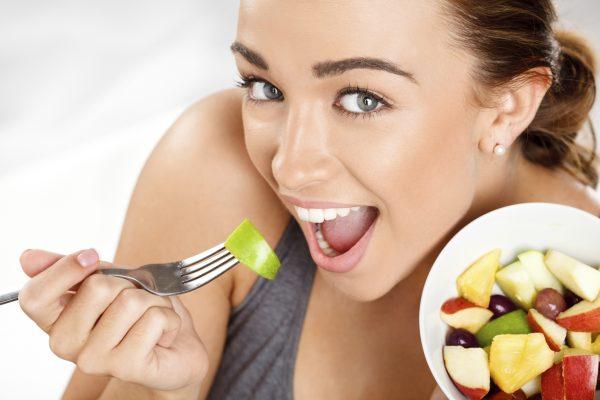 To promote a good night’s sleep, experts advise eating kiwi fruit – rich in serotonin – and tart cherries, which contain the “sleep hormone” melatonin.(Ondine32/iStock)