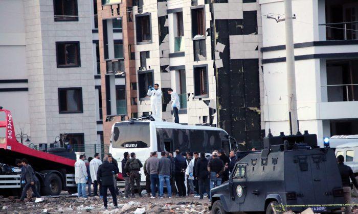 6 Police Officers Killed, 20 Civilians Wounded in Suicide Bombing in Diyarbakir, Turkey