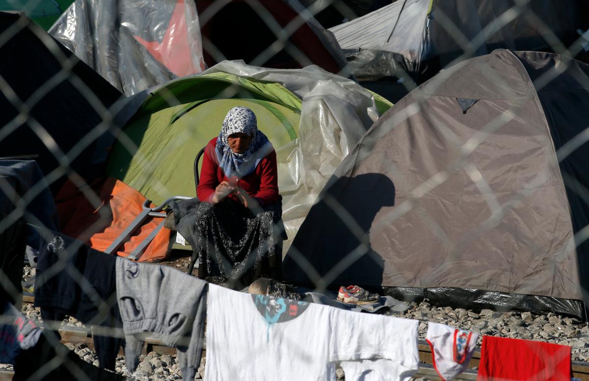 At Closed Border, Thousands Stand Their Ground in Hope