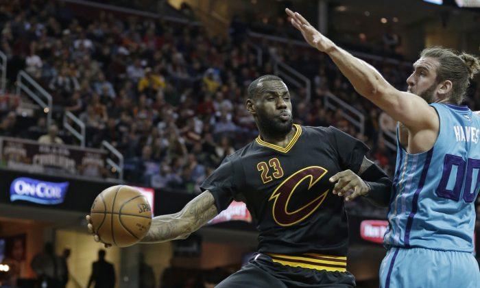 Watch: LeBron James Never Sees Courtney Lee Coming