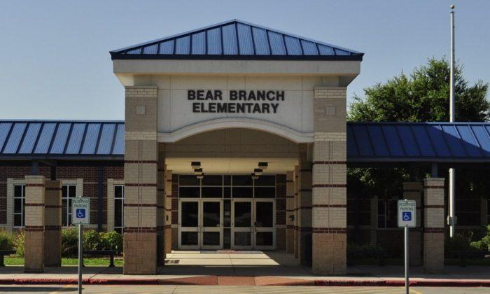Elementary School in Texas Bans Parents from Entering School to Pick Up Kids