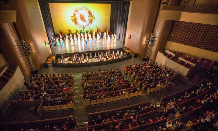 Mainland Chinese Touched by Shen Yun’s Contemporary Stories