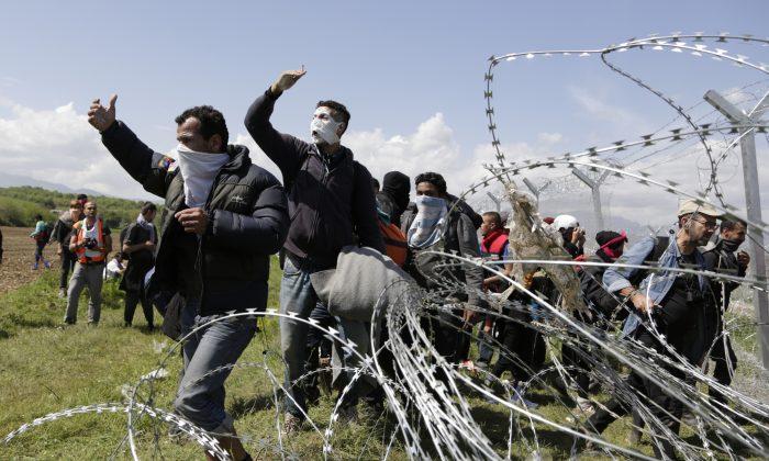 Hundreds Hurt as Migrants Confront Macedonian Border Police