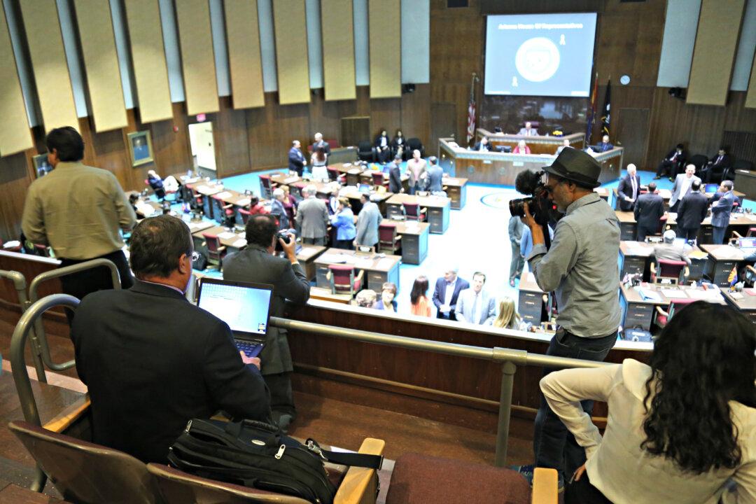 Arizona Lawmaker Drops Ban on Journalists Who Refuse Checks