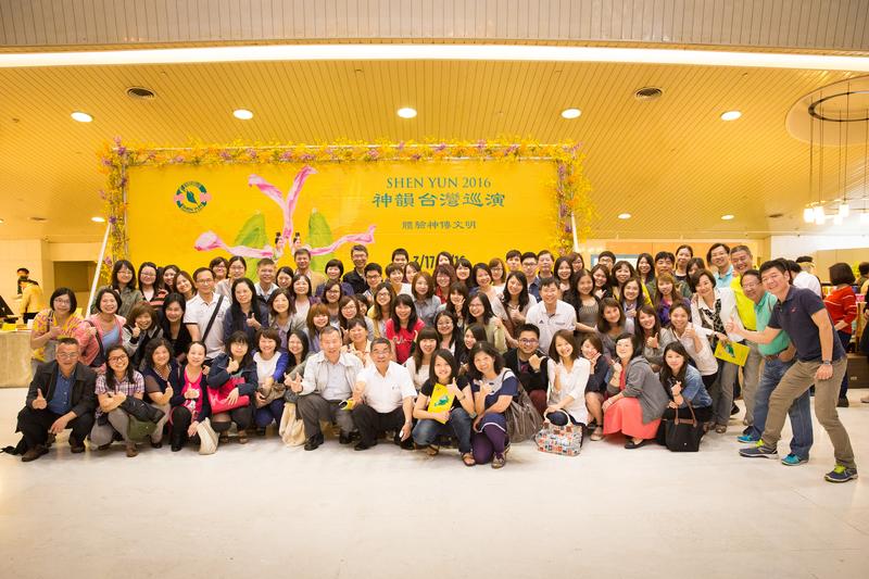 Accounting CEO Invites 100 Employees to See Shen Yun