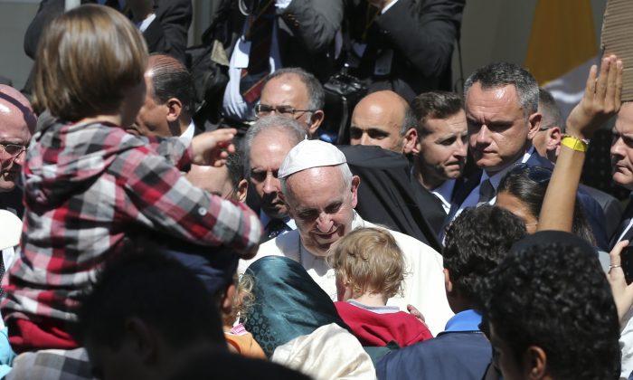 Pope Brings 12 Syrian Refugees to Italy