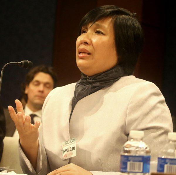 Yin Liping testifies before the Congressional-Executive Commission on China in Washington on April 14, 2106, on "China's Pervasive Use of Torture."  (Gary Feuerberg/Epoch Times)