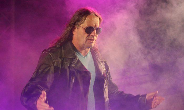 Bret Hart: Retired Professional Wrestler to Return to WWE, Niece Says