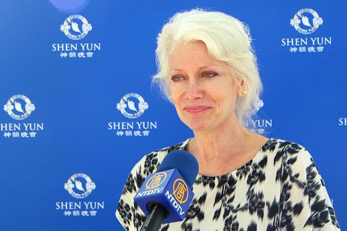 Shen Yun’s Lyrics Move Senior Model to Tears