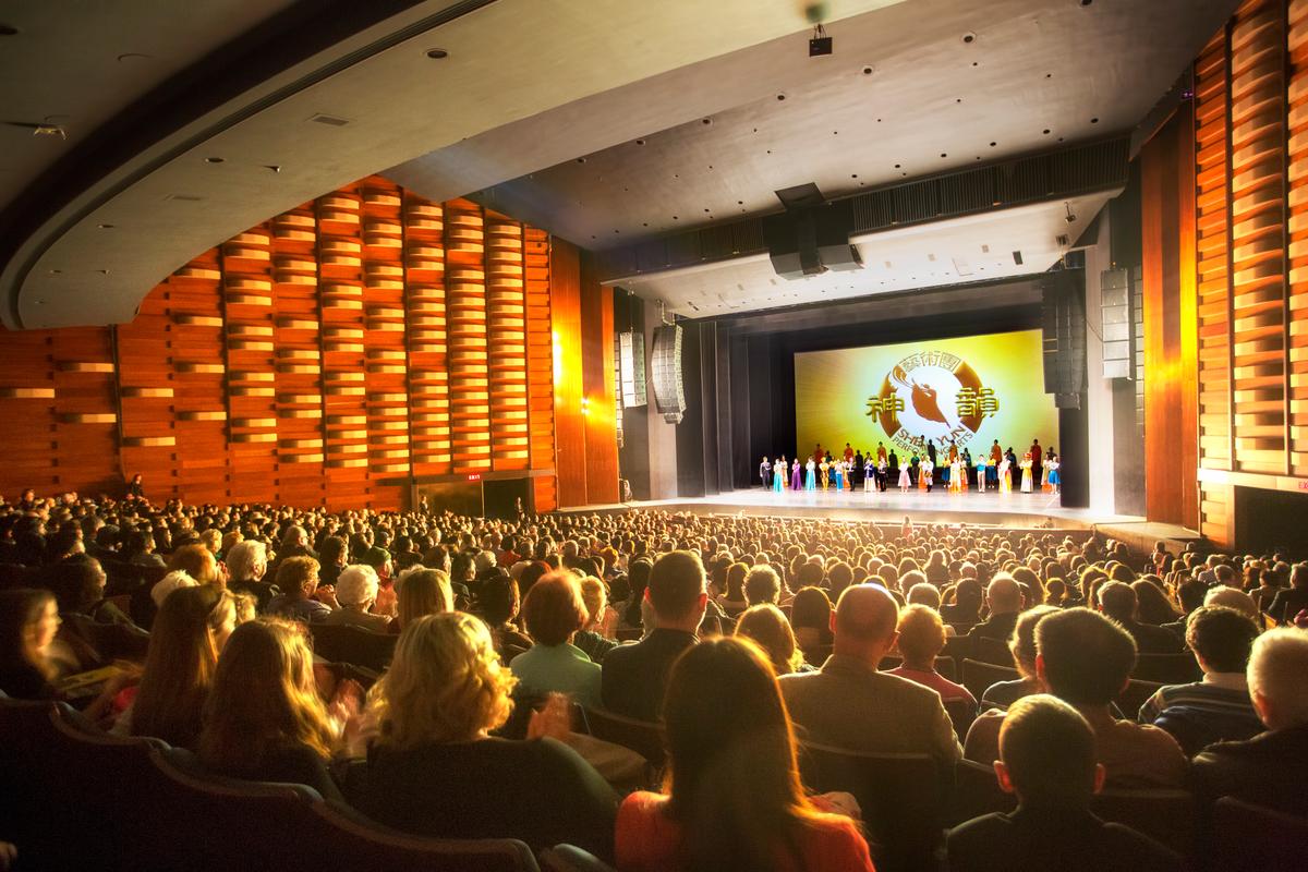 Sisters Praise Shen Yun’s Universal Themes