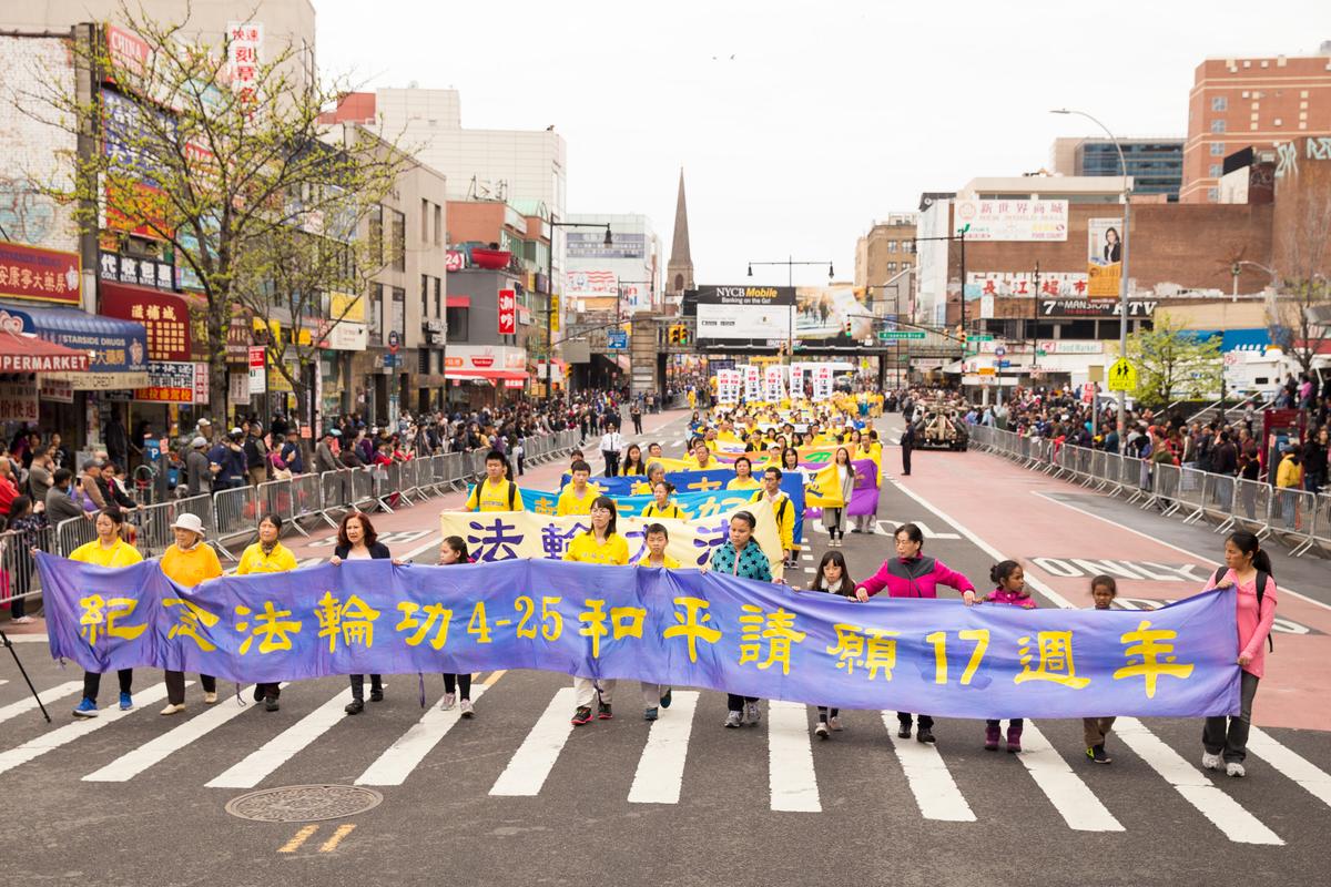 Parade Gives Chinese in Flushing Second Chance to Learn About Falun Gong
