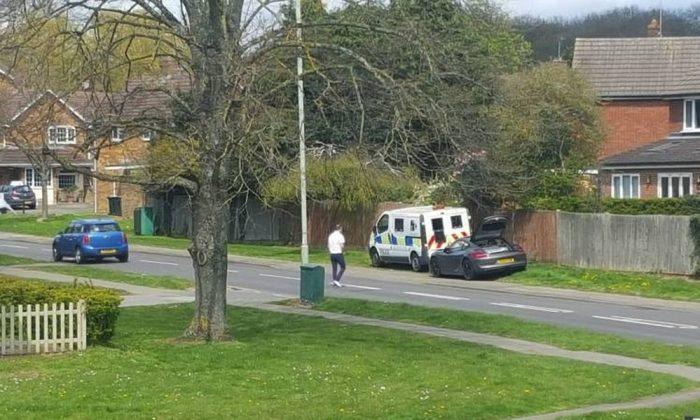 Man Blocks Police Speed Camera by Lifting His Car Trunk, Walks to the Pub